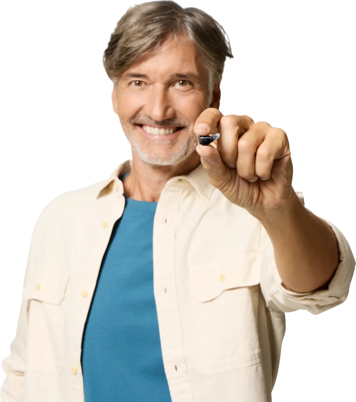 Hombre de pelo canoso sosteniendo un audífono Philips HearLink NXT entre dos dedos