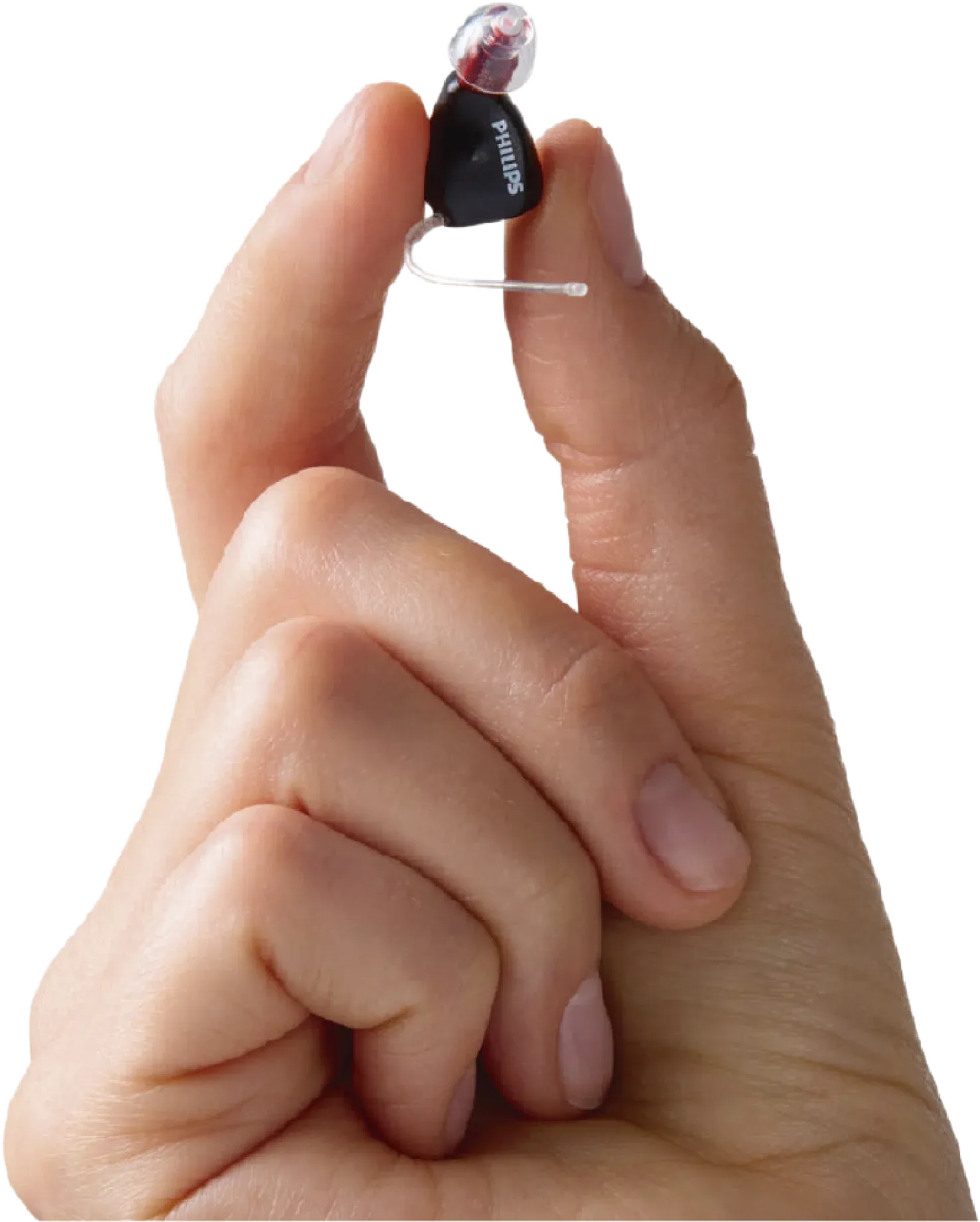 Mano sosteniendo un audífono Philips HearLink NXT entre dos dedos, para mostrar su tamaño
