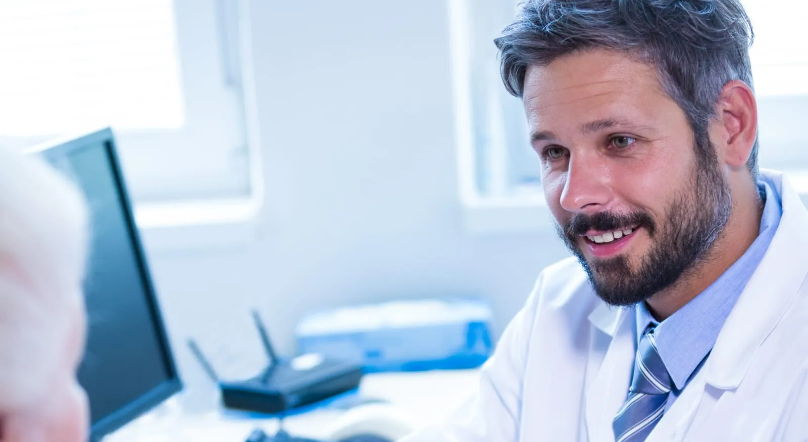 Un profesional de másaudio atendiendo en la consulta