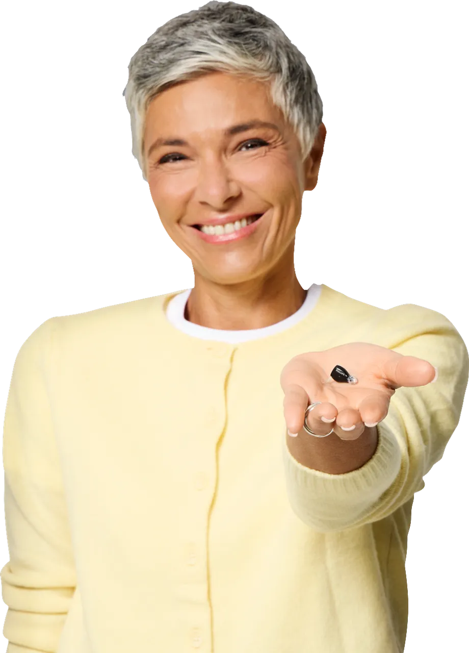 Mujer sonriendo tras probar sus audífonos